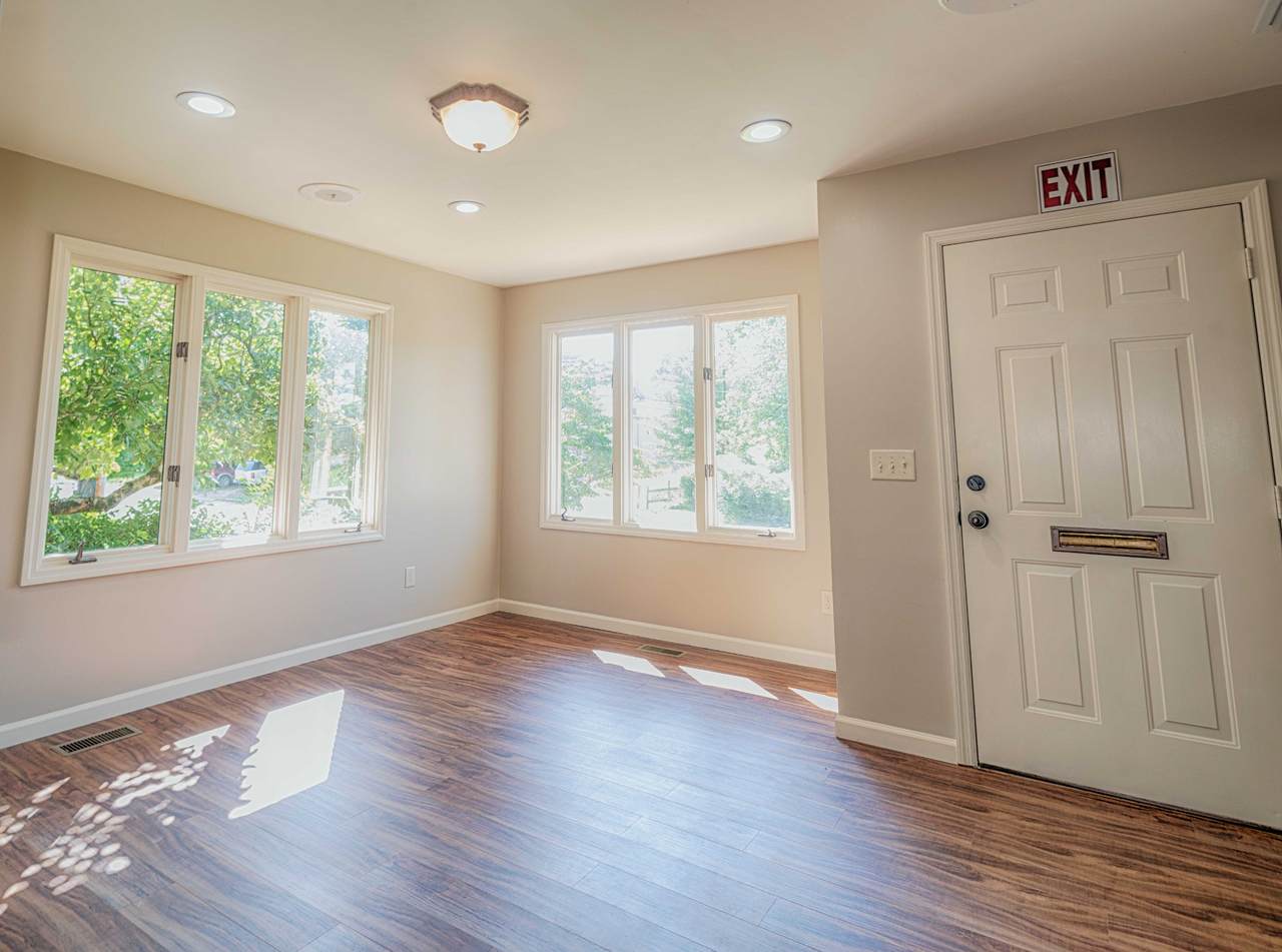 206 Hogan St - Photo 1