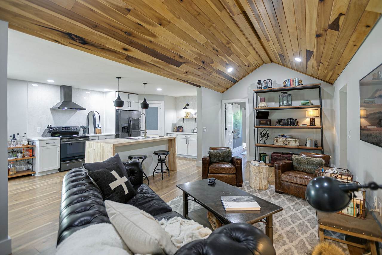 1023 King Ln - Photo 1