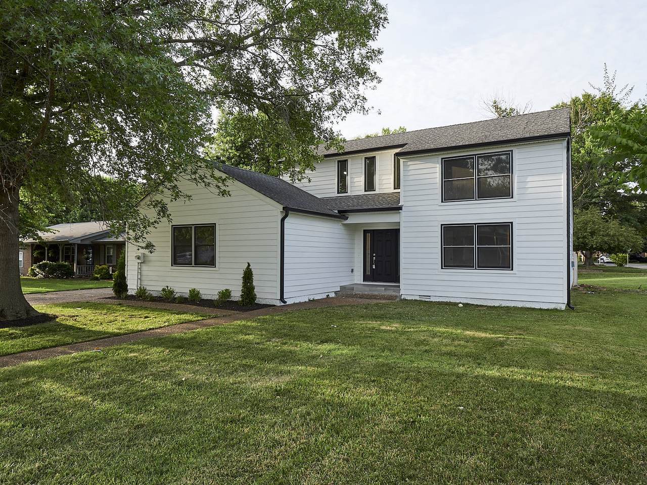 1605 Woodland Ct - Photo 1