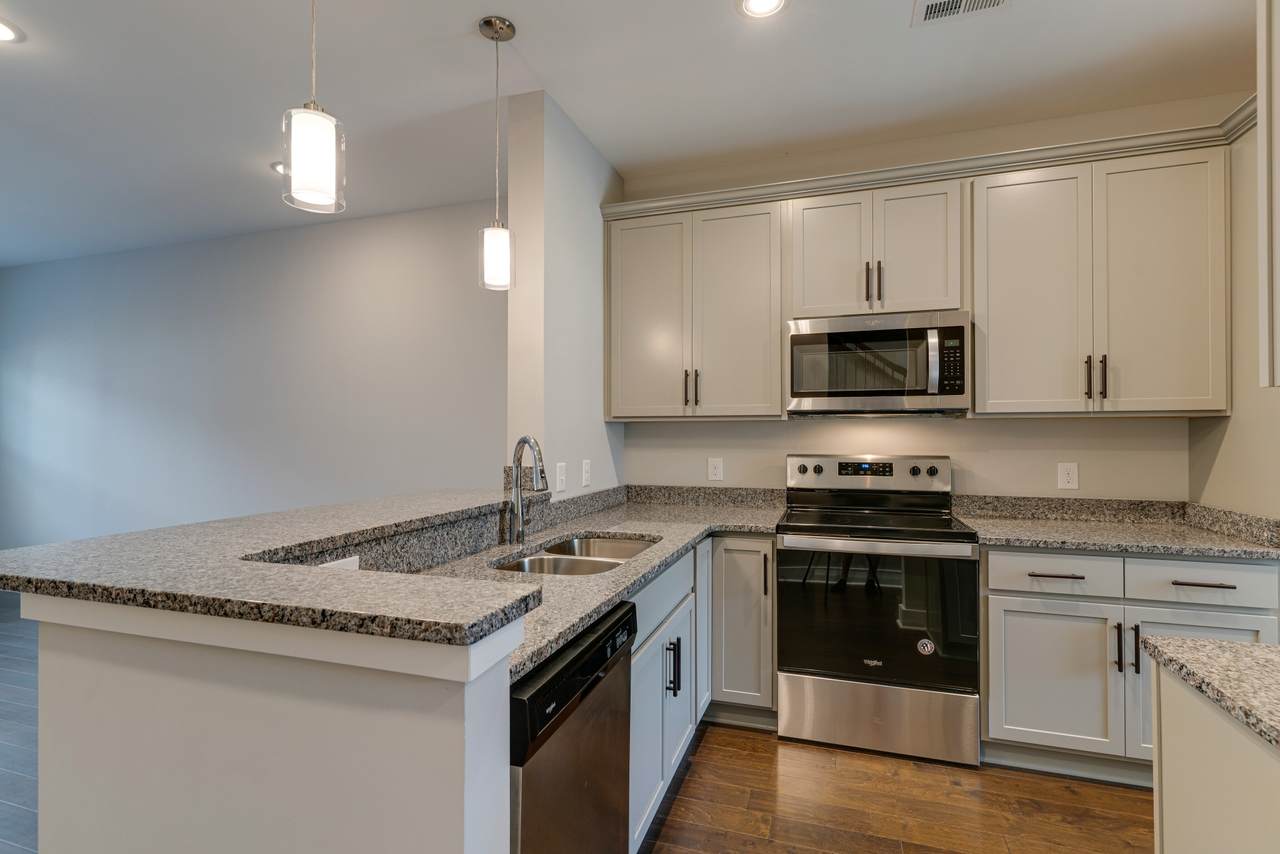 2535 Hanford Ave - Photo 1