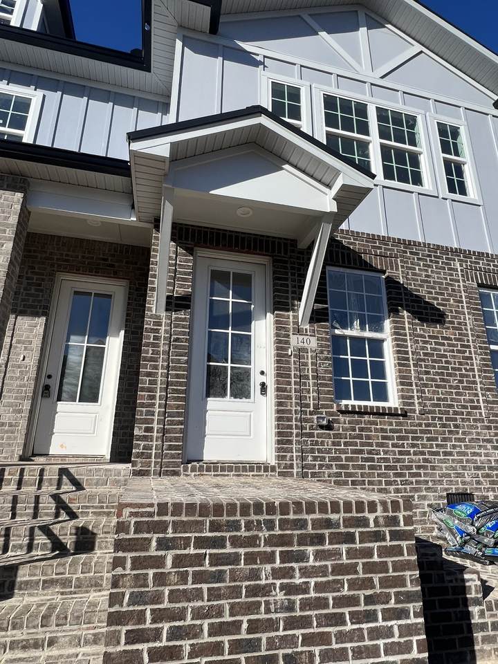 140 Savannah Ave - Photo 1