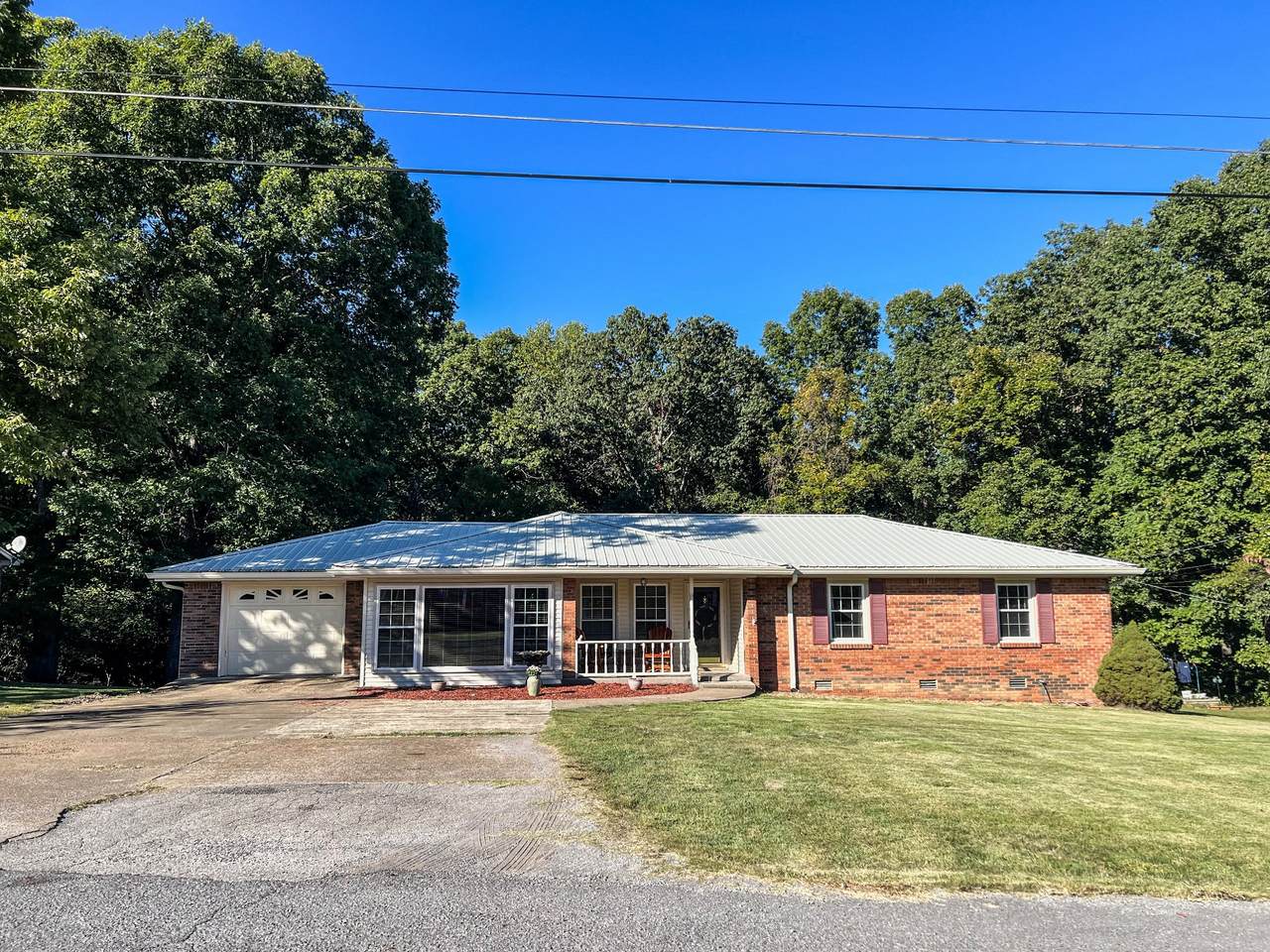 1420 Oakmont Cir - Photo 1
