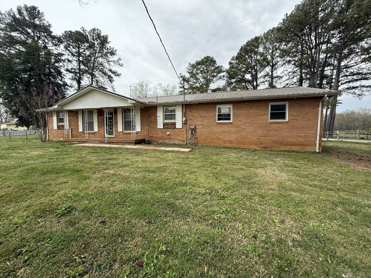619 N Diagonal St - Photo 1