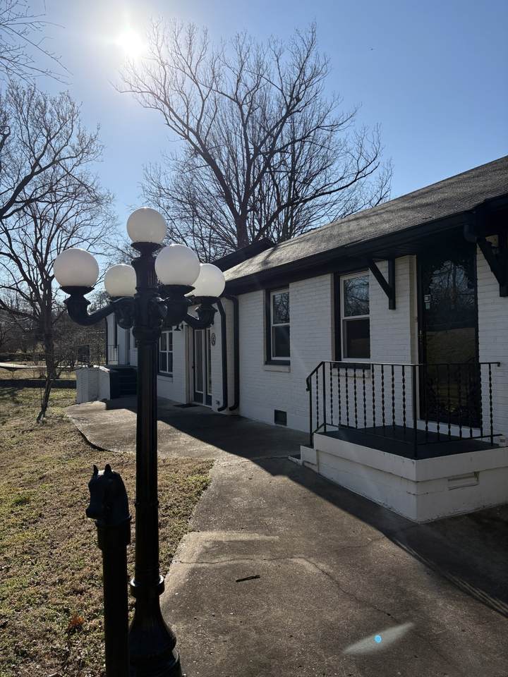 30 E Thompson Ln - Photo 1