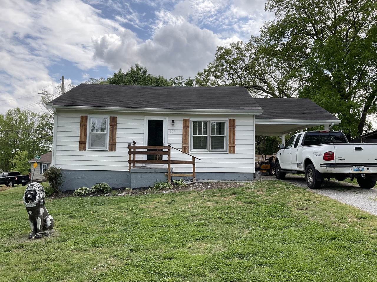 207 Hillside Ter - Photo 1