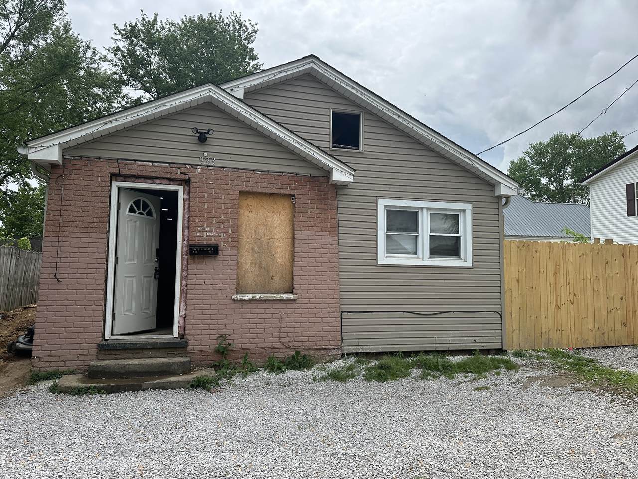 923 W 2nd St - Photo 1