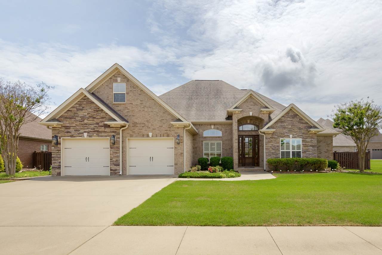 1206 Woodridge Ct - Photo 1