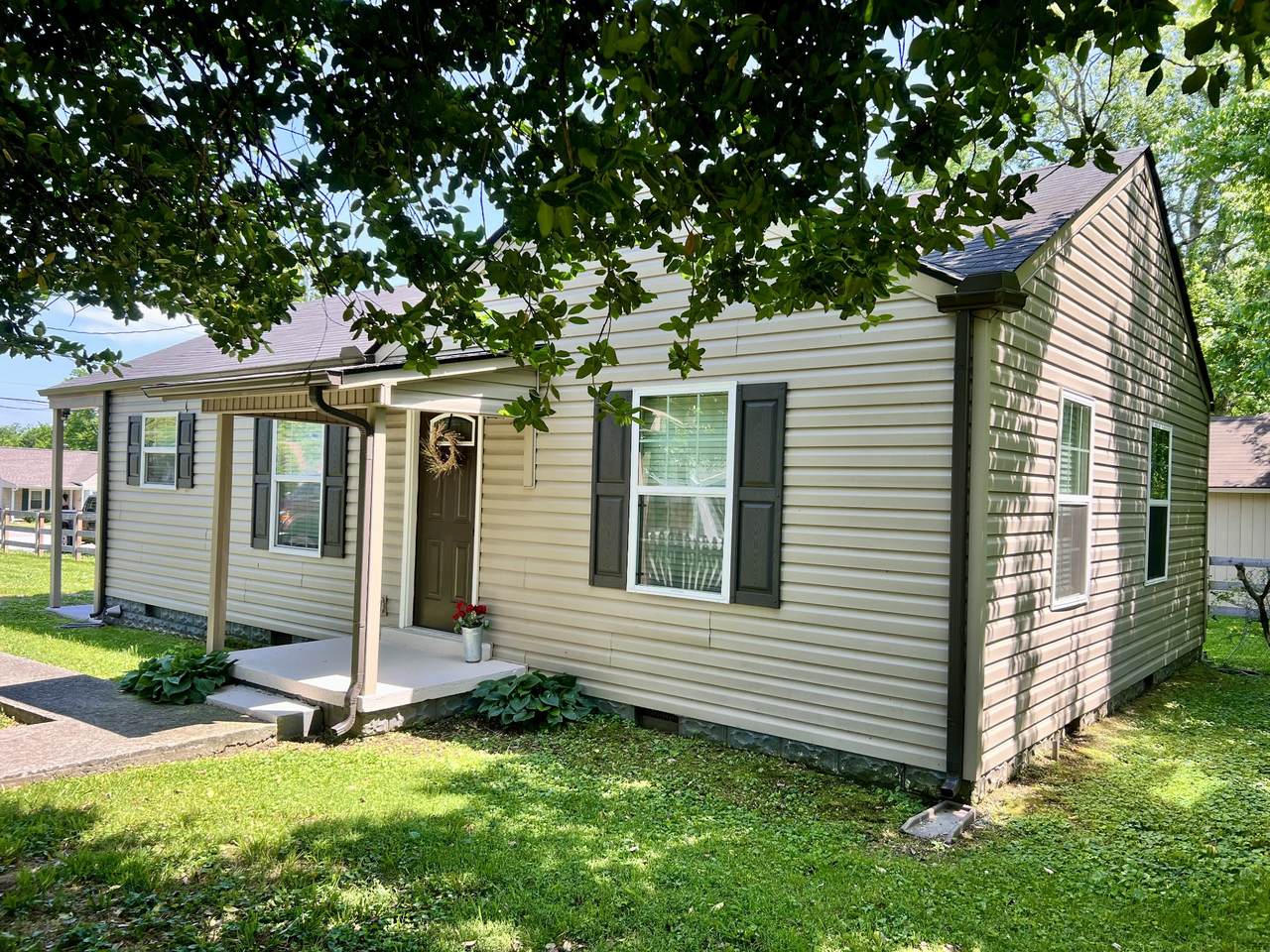 202 Maplewood Dr - Photo 1