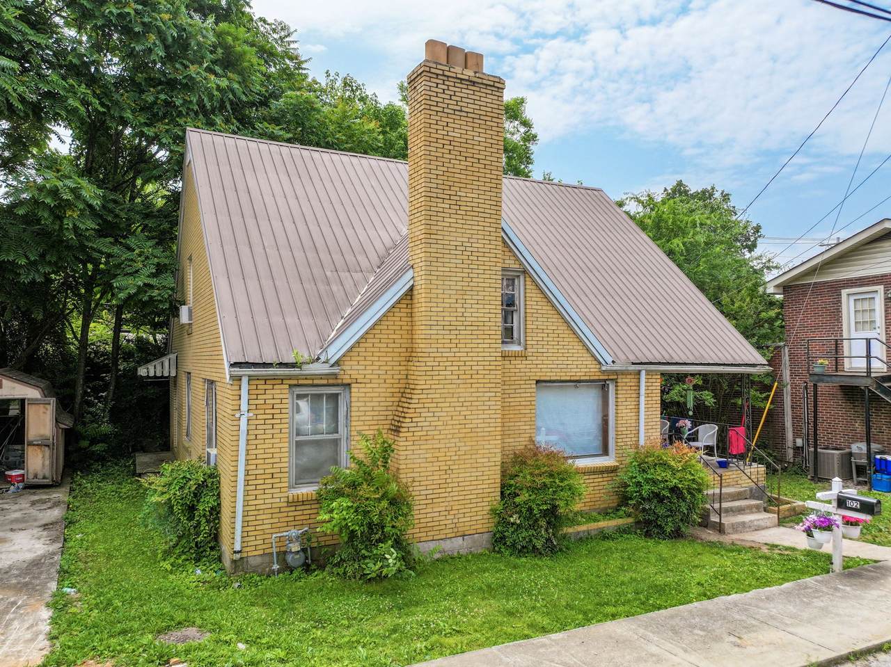 102 W Sparta St - Photo 1