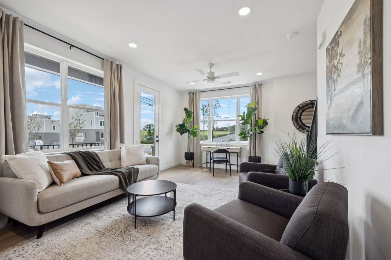 1015 W Trinity Ln - Photo 1