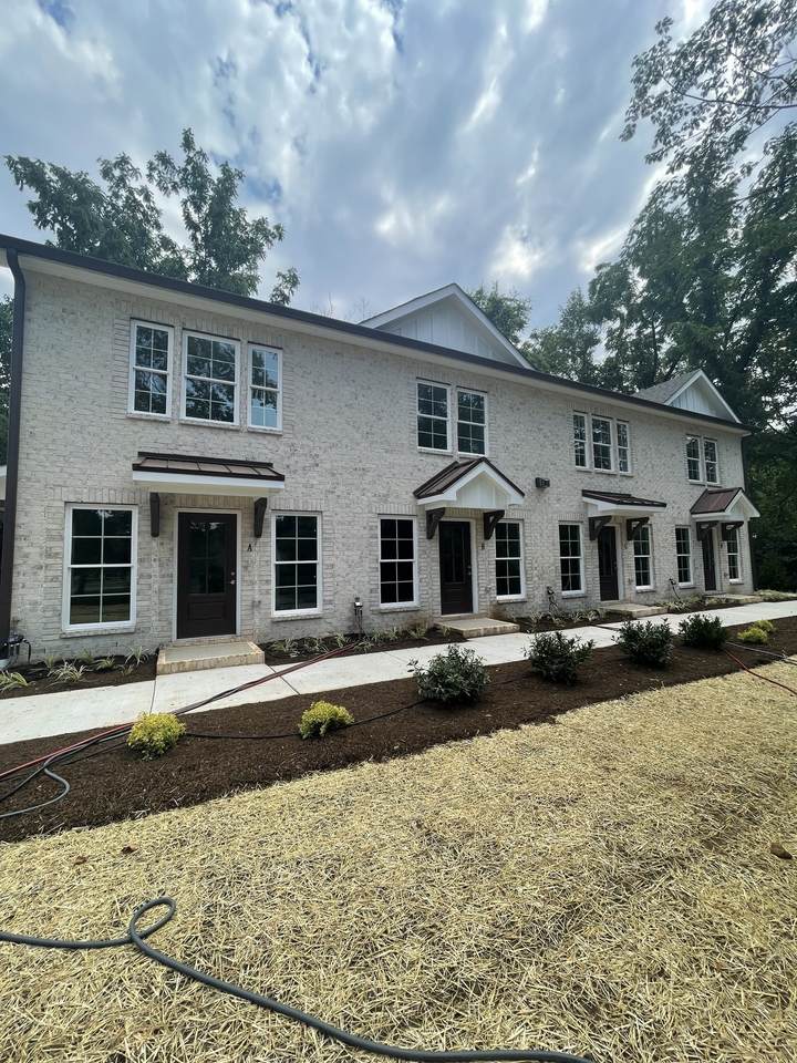 208 Power Ave - Photo 1