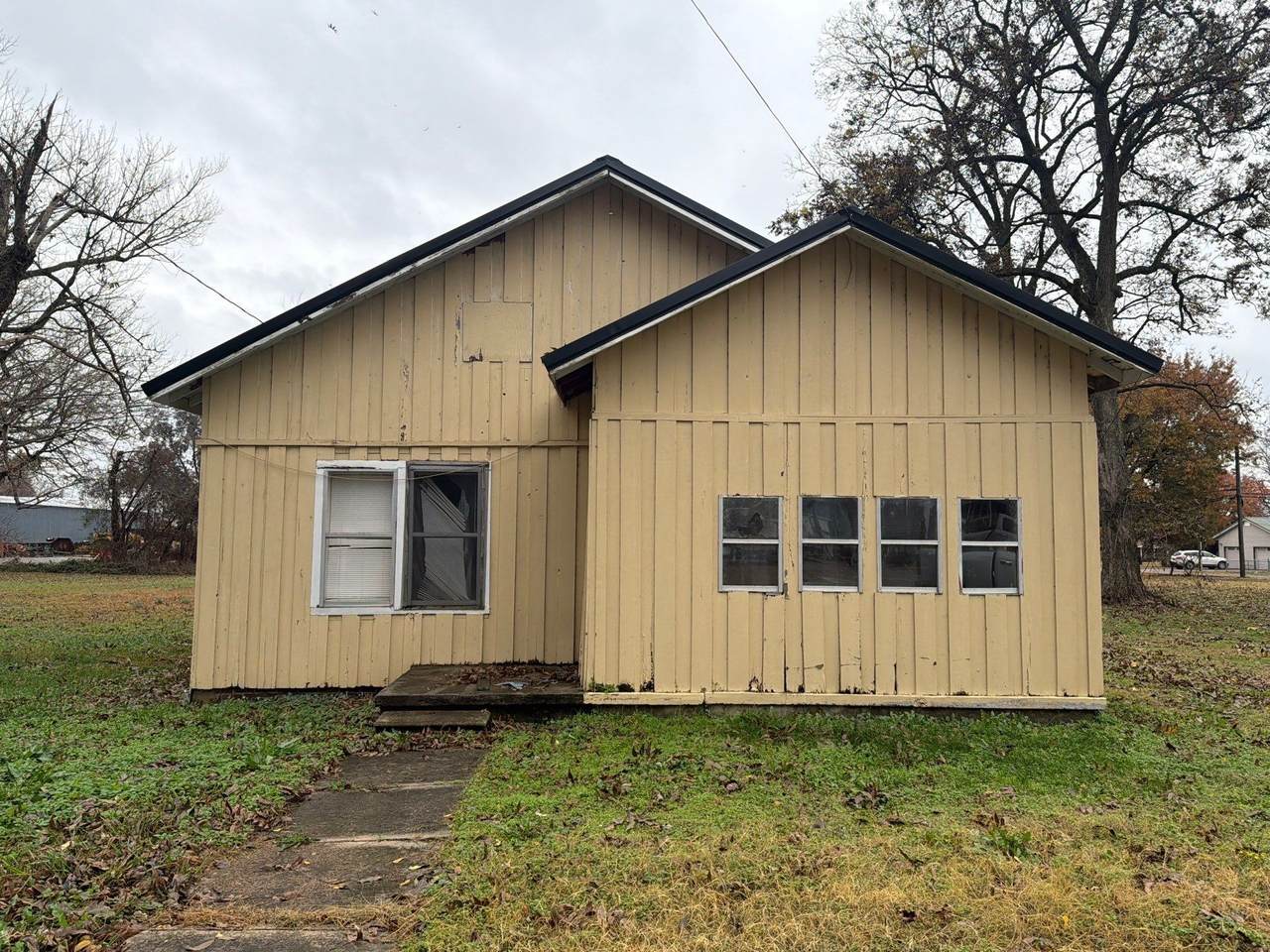 613 Lake St - Photo 1