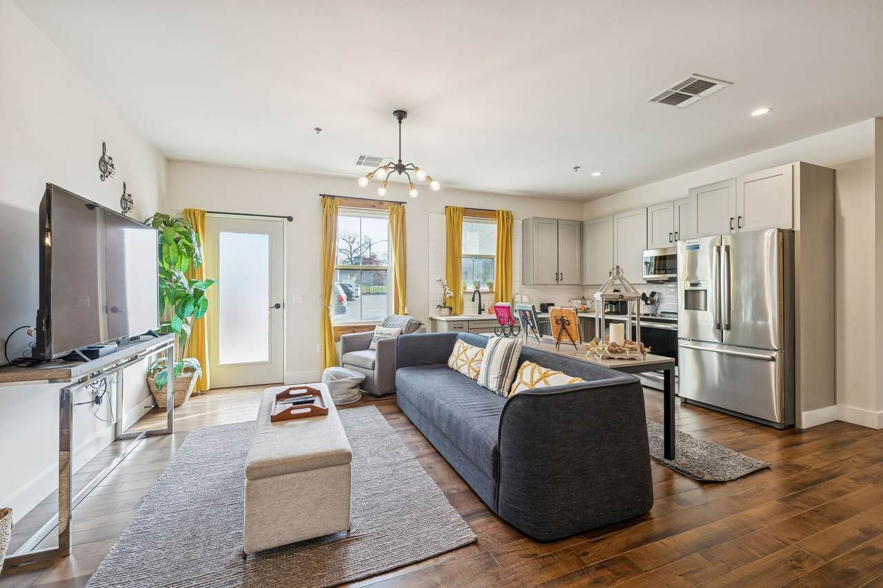612 21st Ave - Photo 1