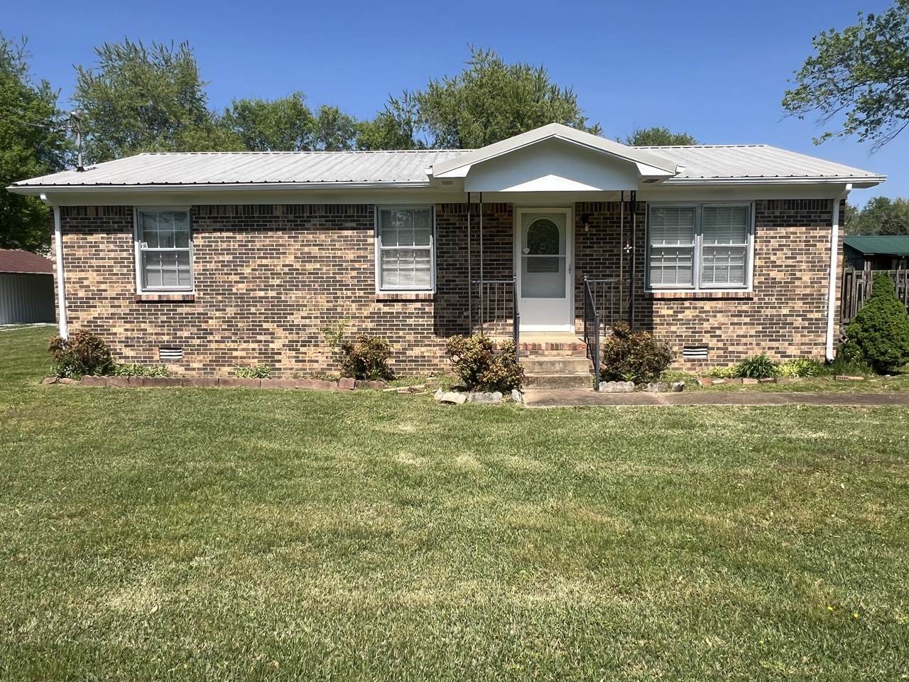 220 Apache Cir - Photo 1
