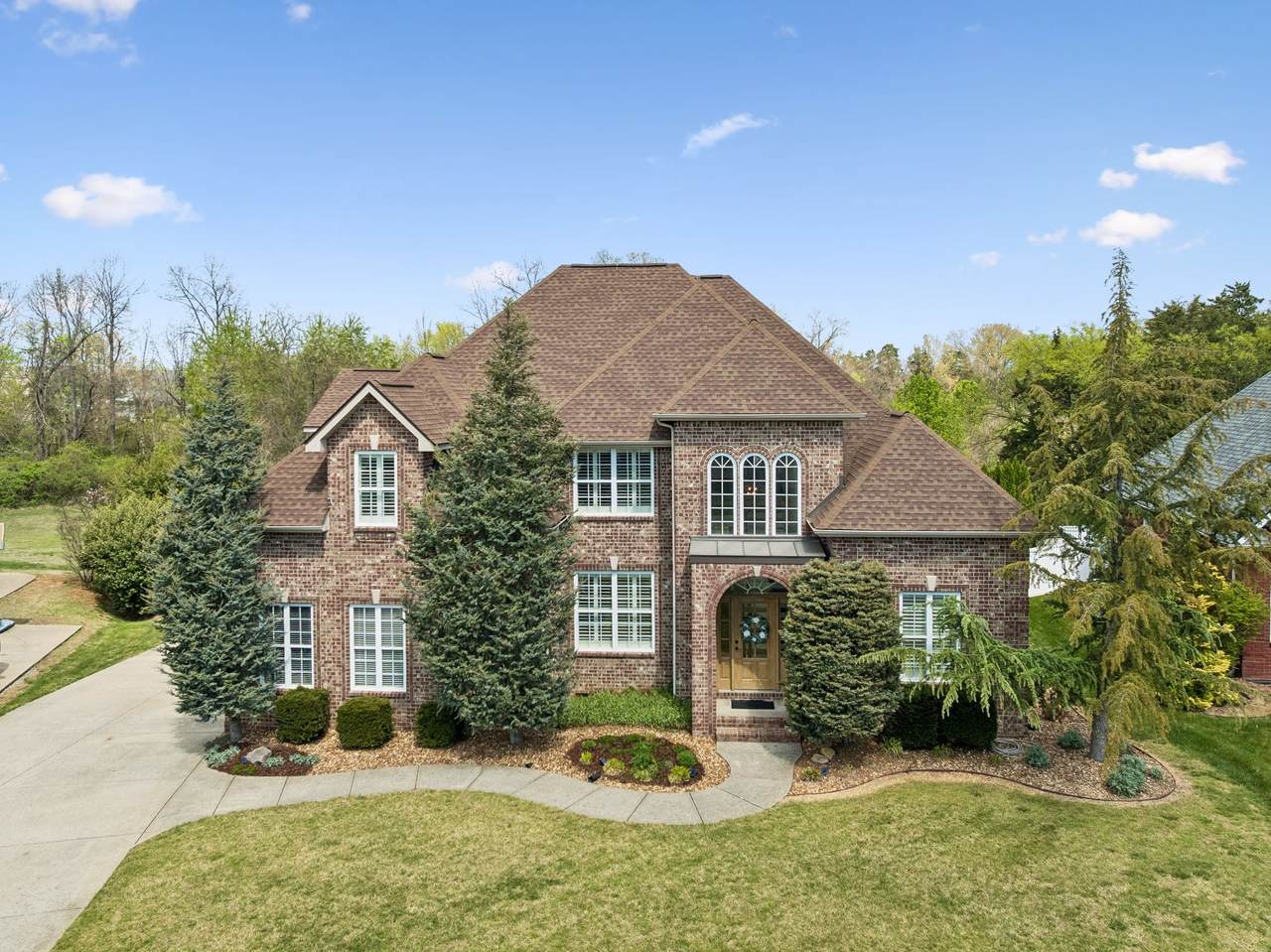 427 Creekview Drive - Photo 1