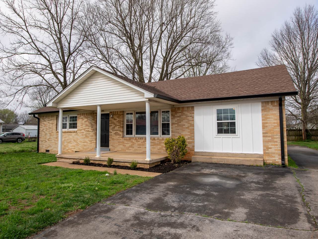 809 N Military Ave - Photo 1