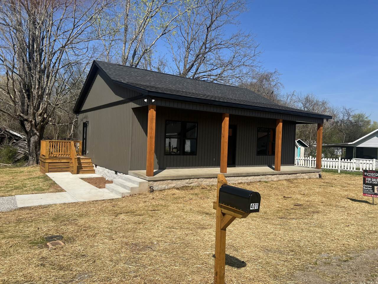 401 Hawkins St - Photo 1