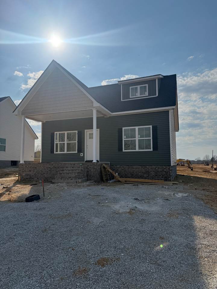 905 Wilkie St N - Photo 1