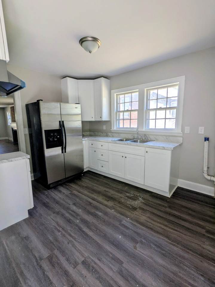 1606E Sharpe Ave - Photo 1