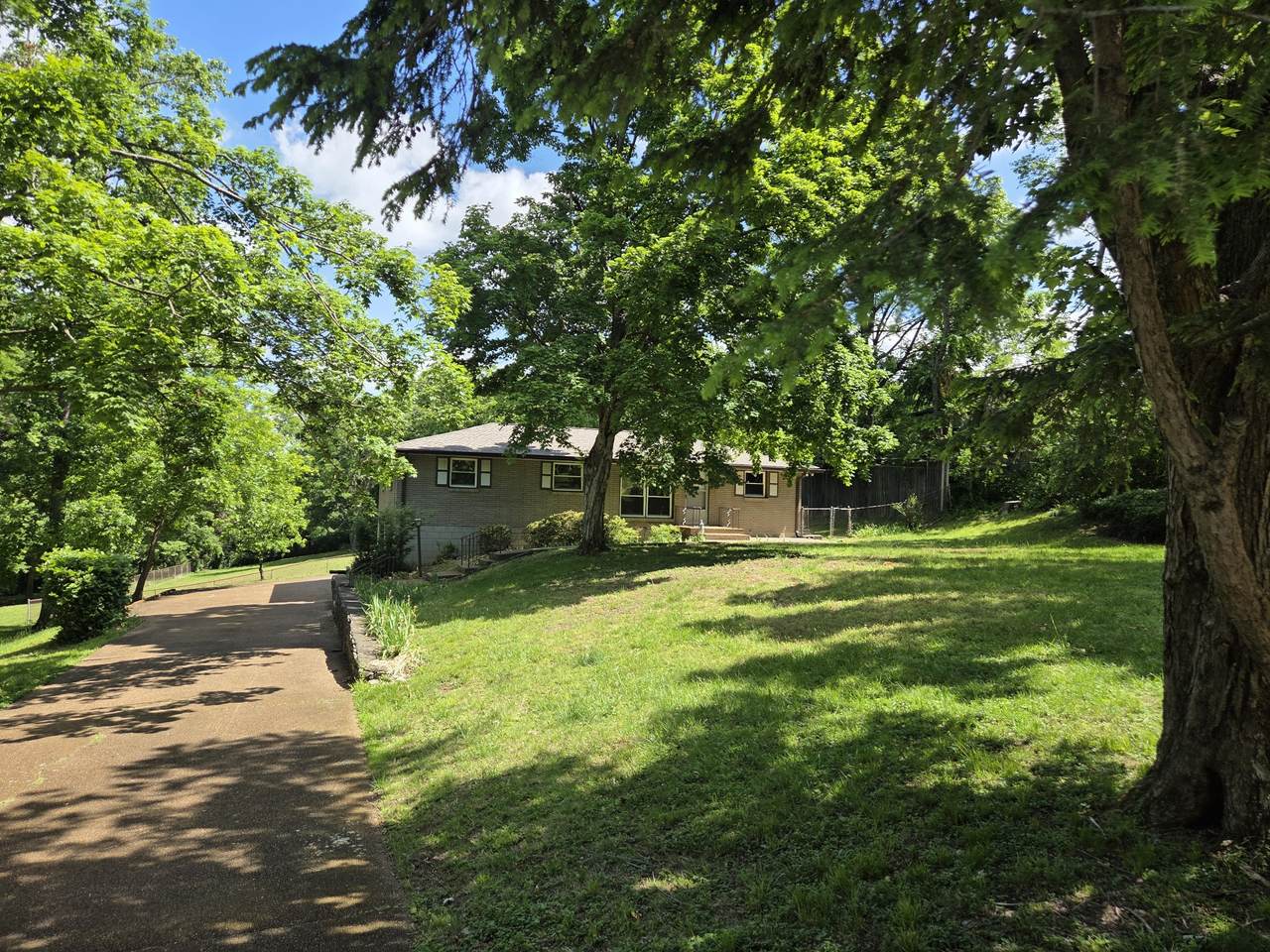 608 Burgundy Dr - Photo 1