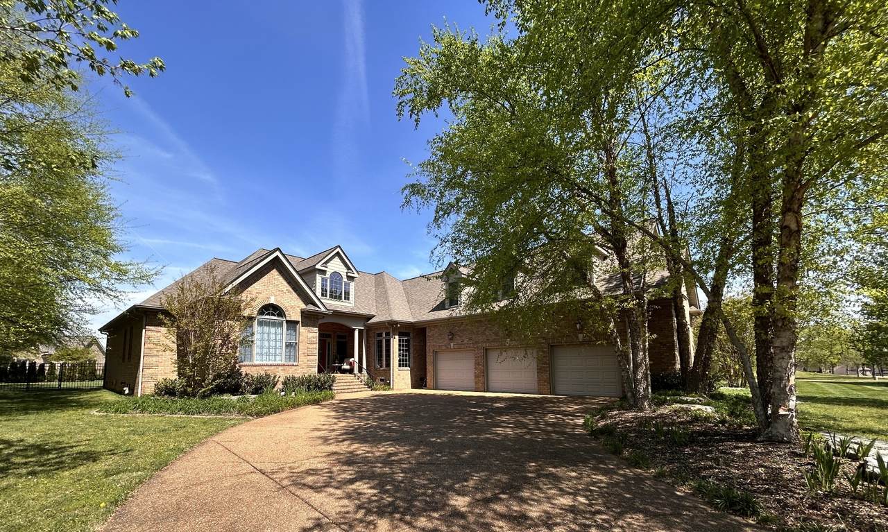 707 Farmington Dr - Photo 1