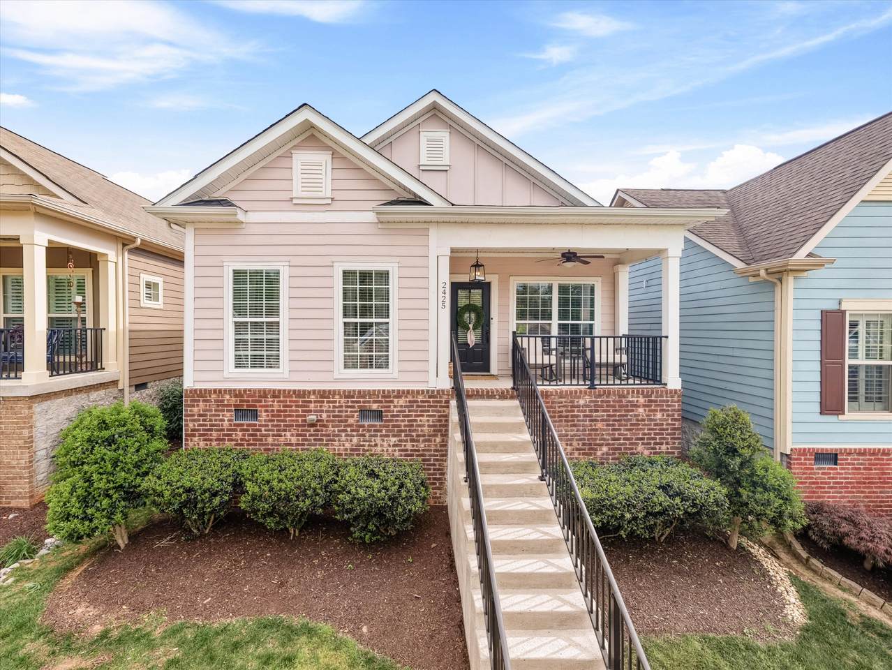 2425 Duxbury Dr - Photo 1
