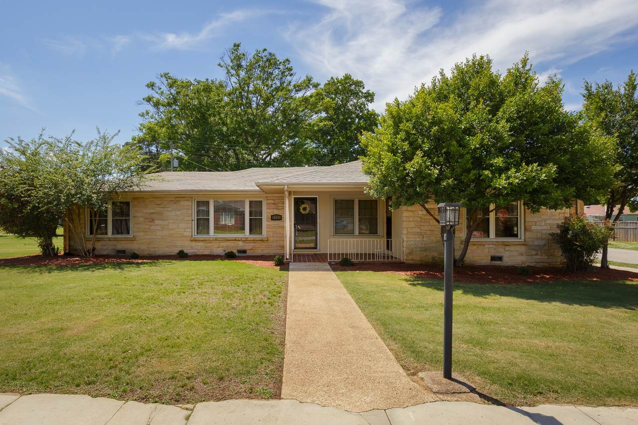 909 N Cave St - Photo 1