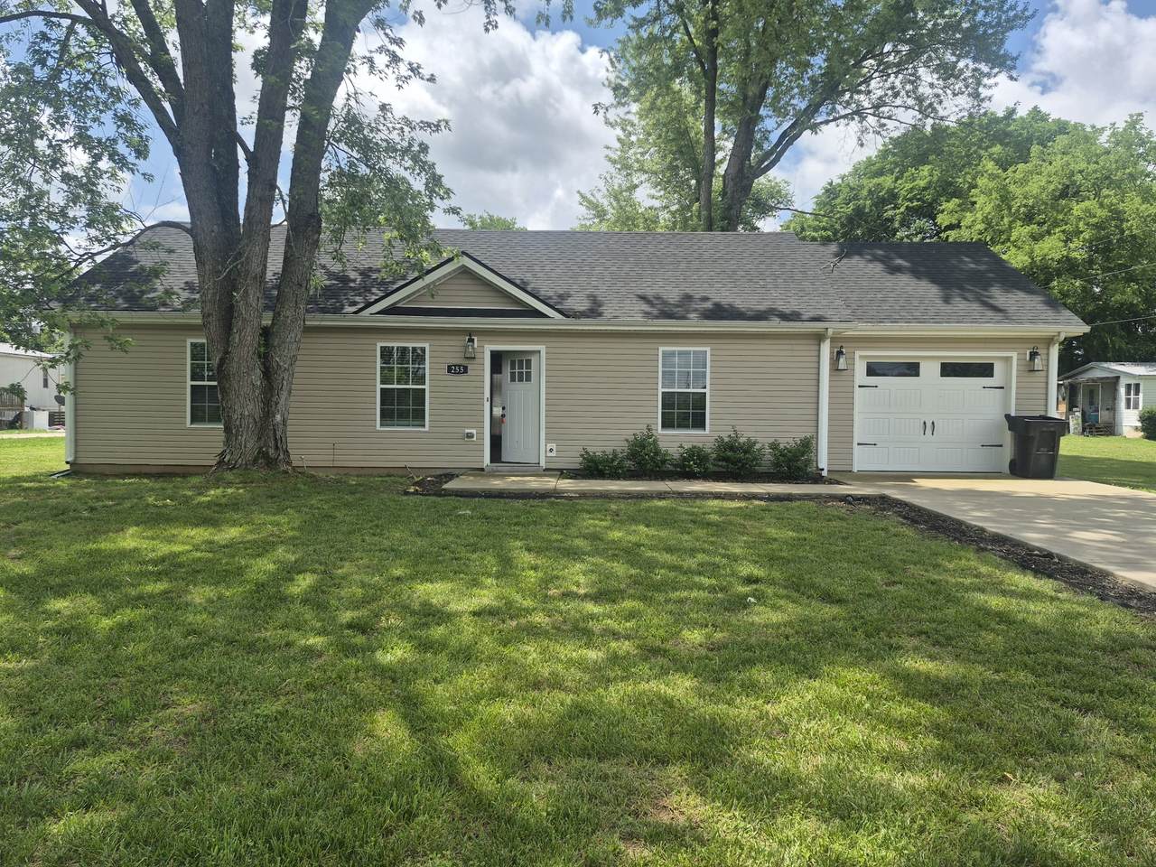 255 Illinois Ave - Photo 1