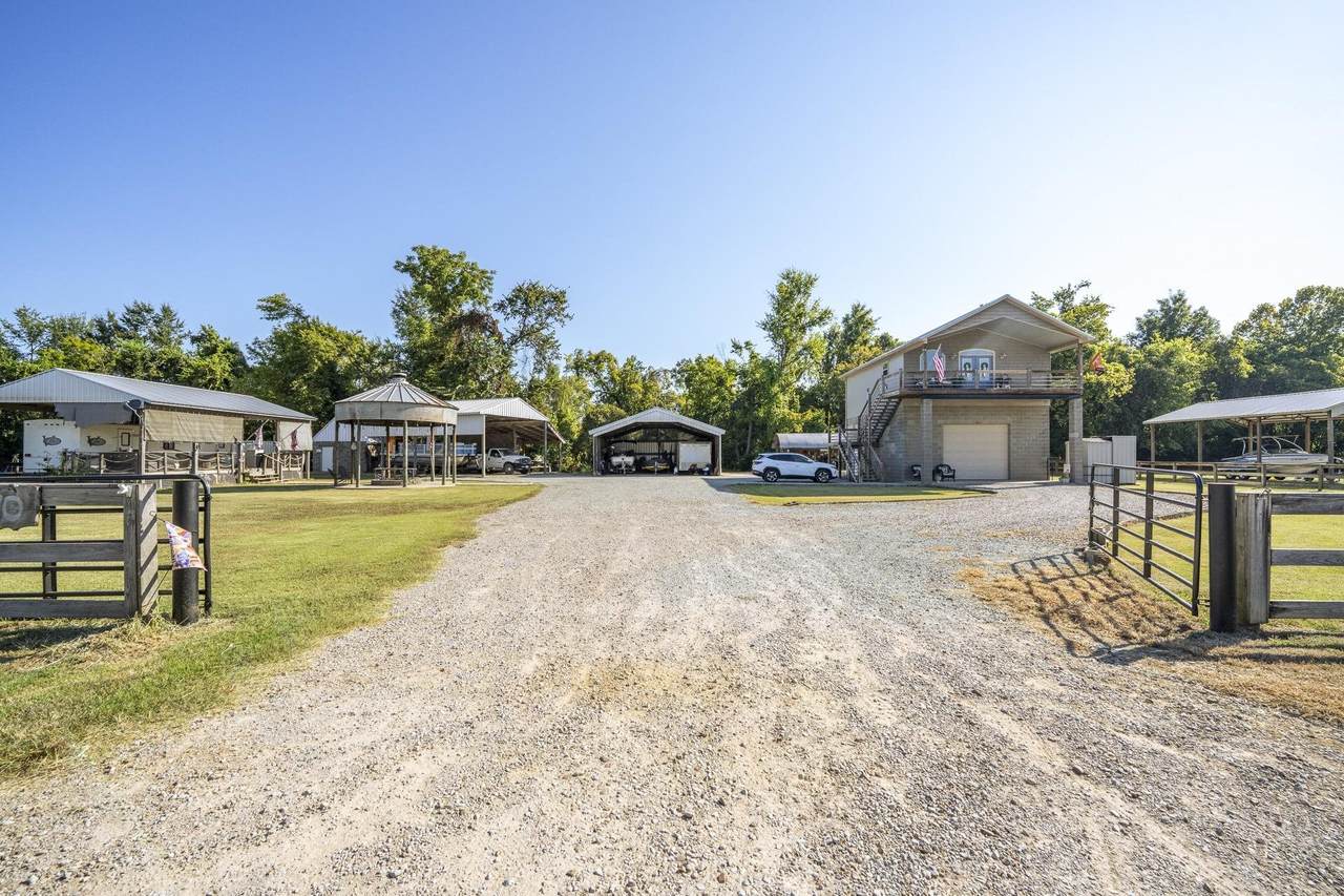 3060 Catfish Ln - Photo 1