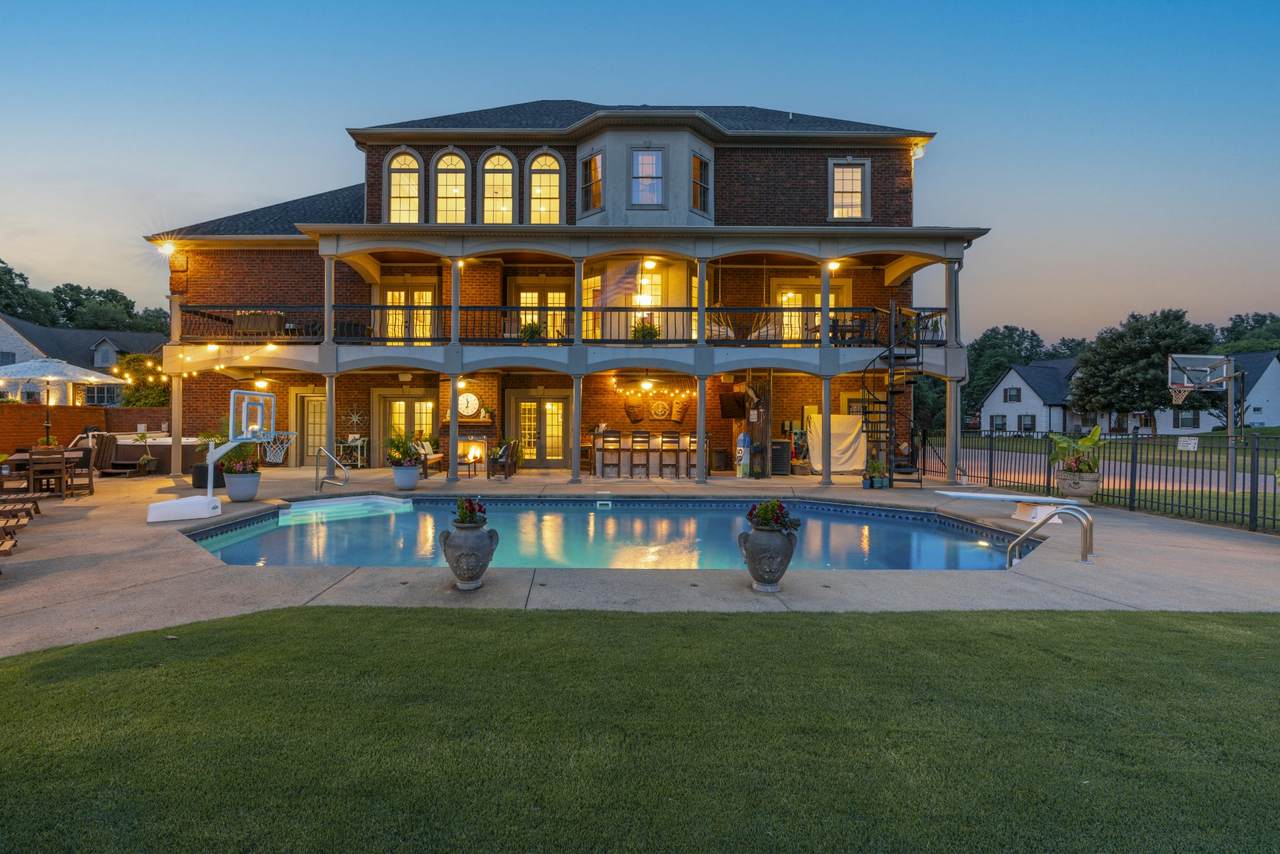 2020 Shoreline Dr - Photo 1