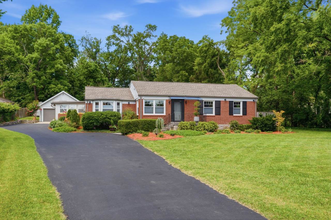 865 W Hillwood Dr - Photo 1
