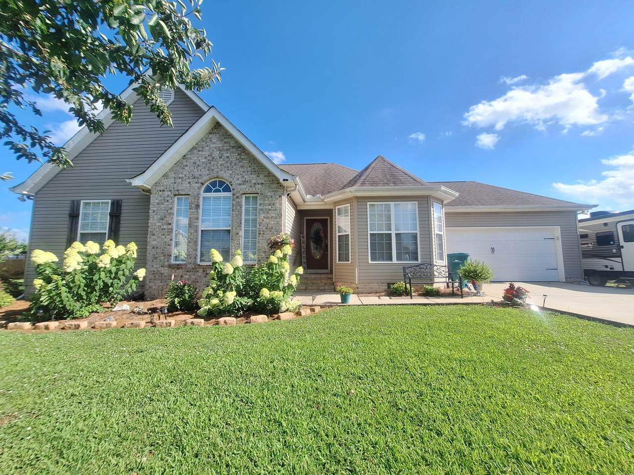 131 Charlotte Dr - Photo 1