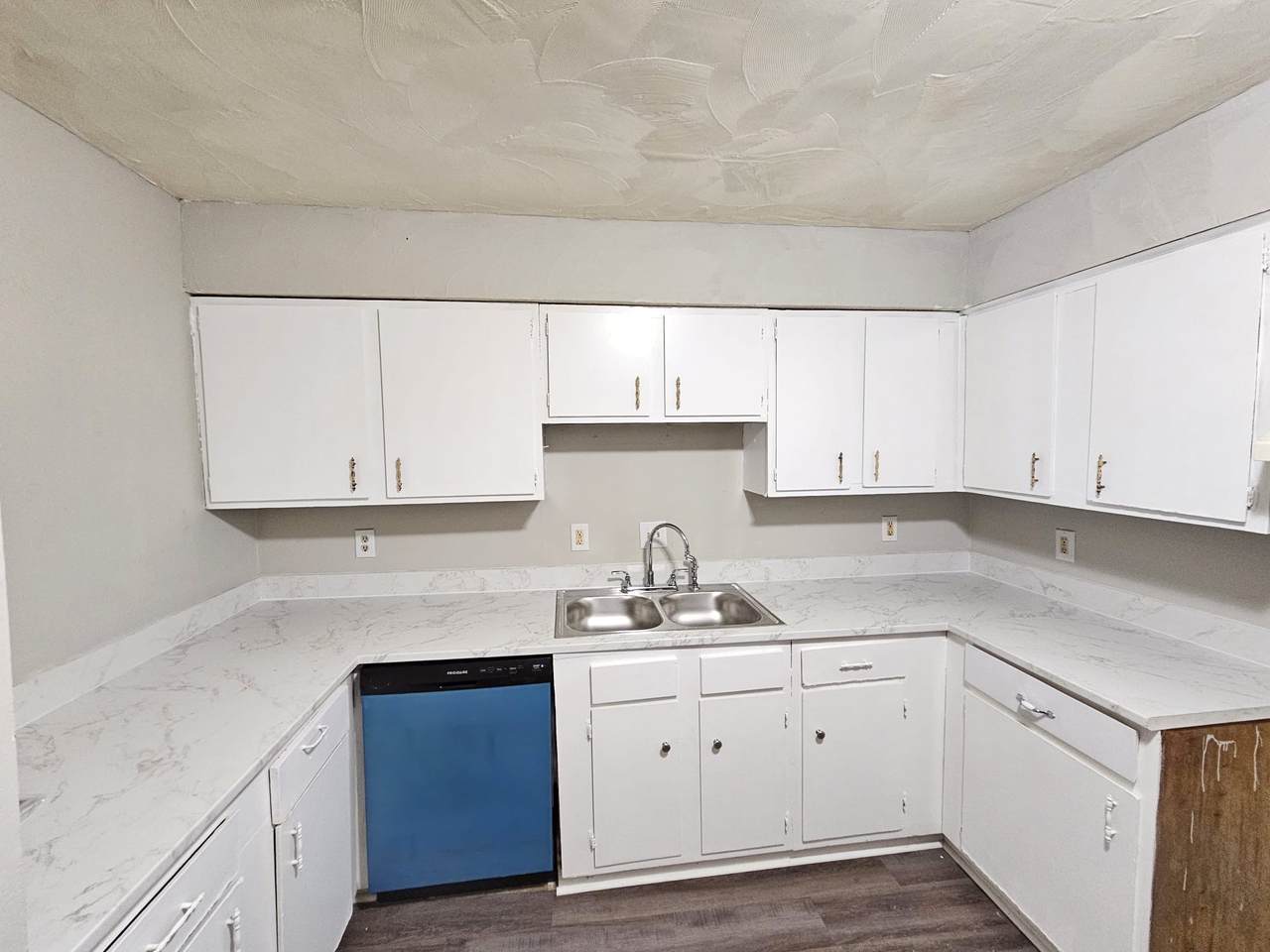 1077 Harold Dr - Photo 1