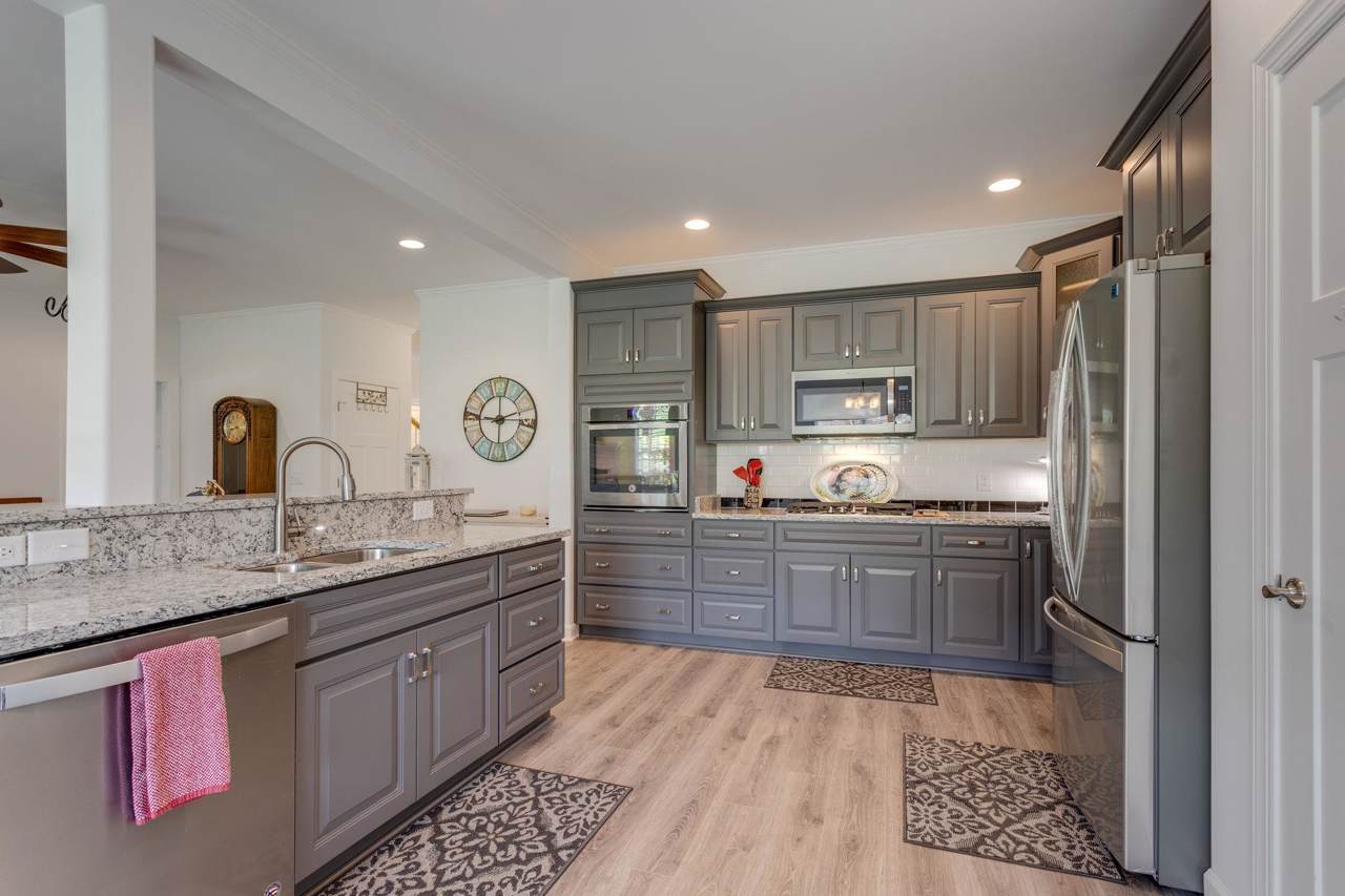 1712 Mayflower Dr - Photo 1
