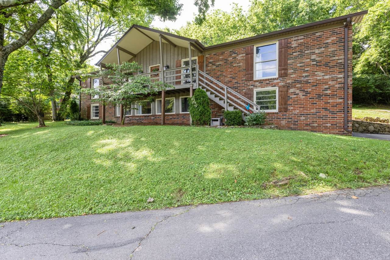222 London Ln - Photo 1