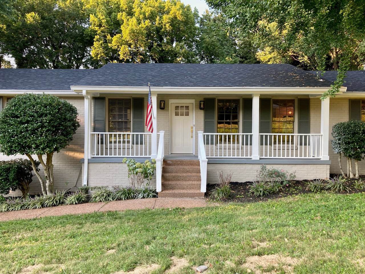 215 London Ln - Photo 1