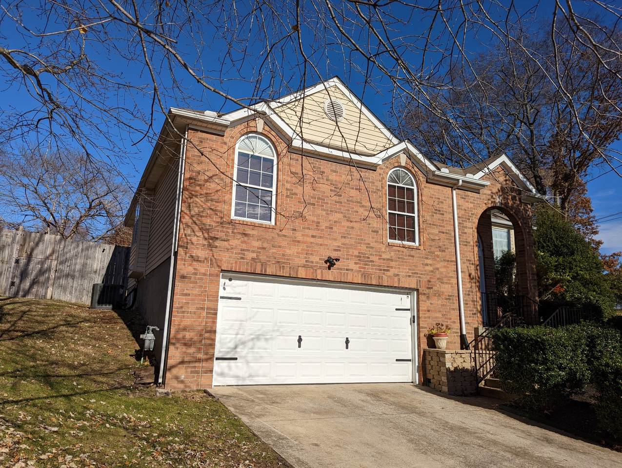 1013 Oak Ridge Ct - Photo 1