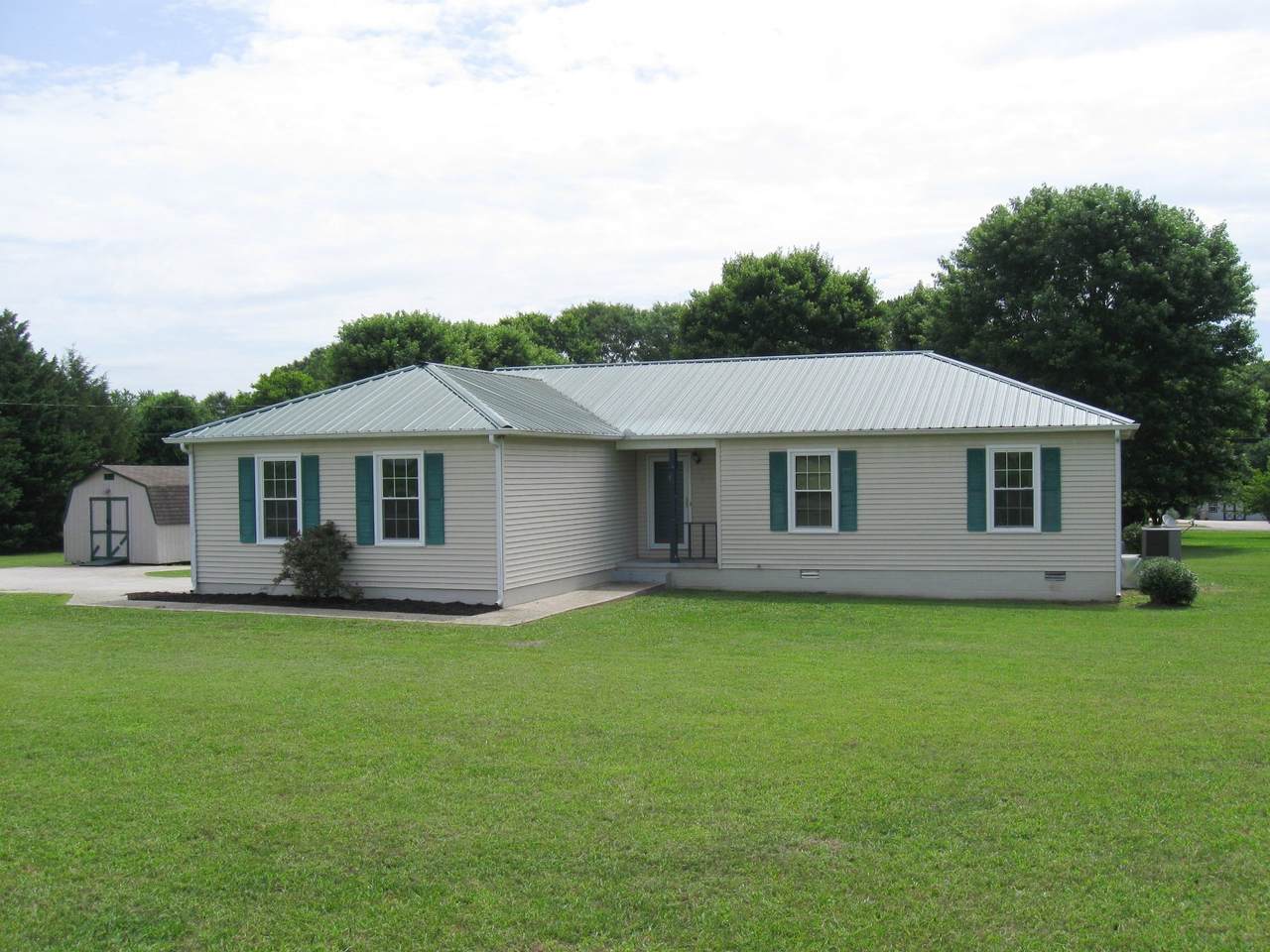224 Gaines Cir - Photo 1