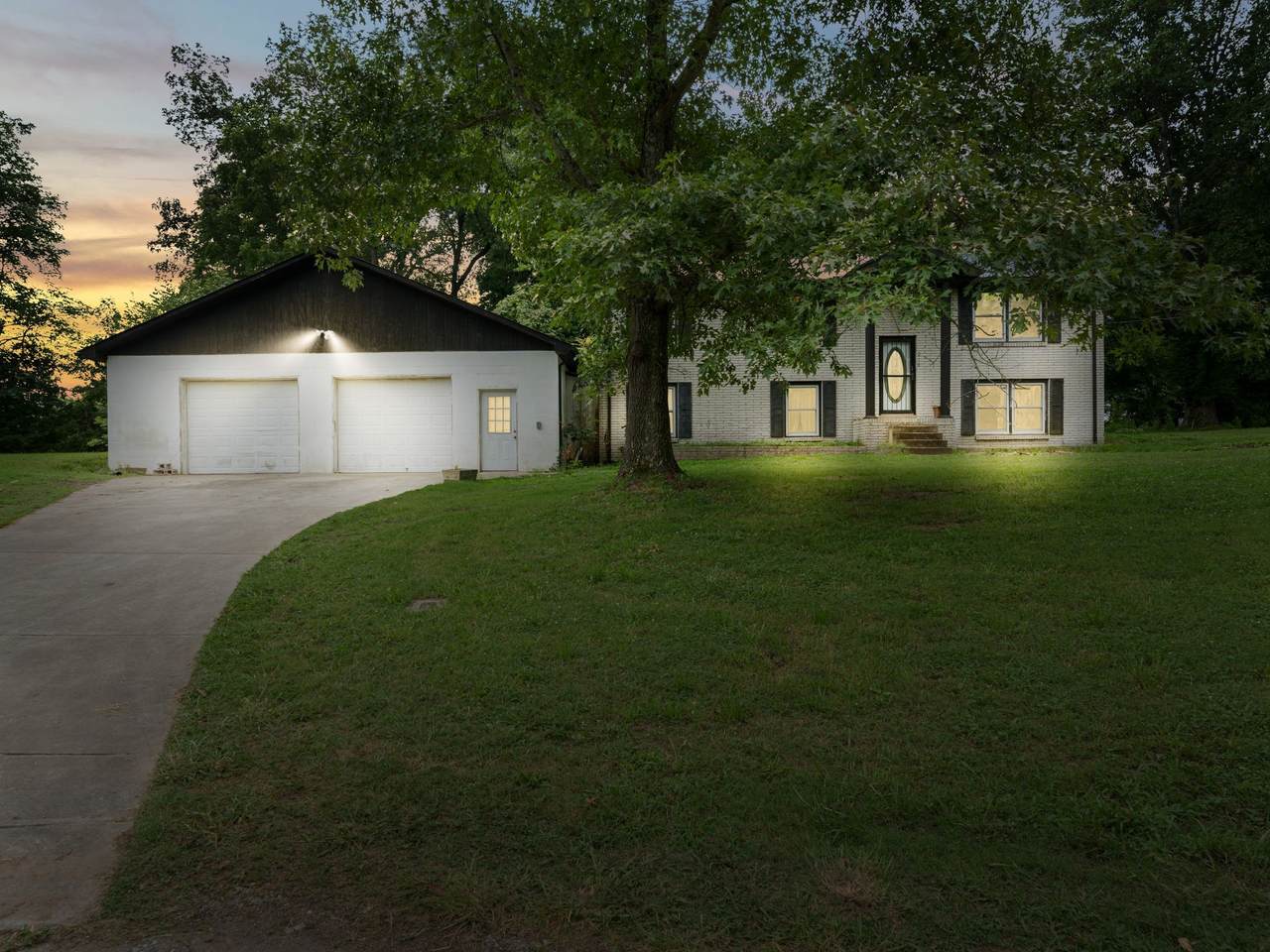 216 Park Circle Dr - Photo 1