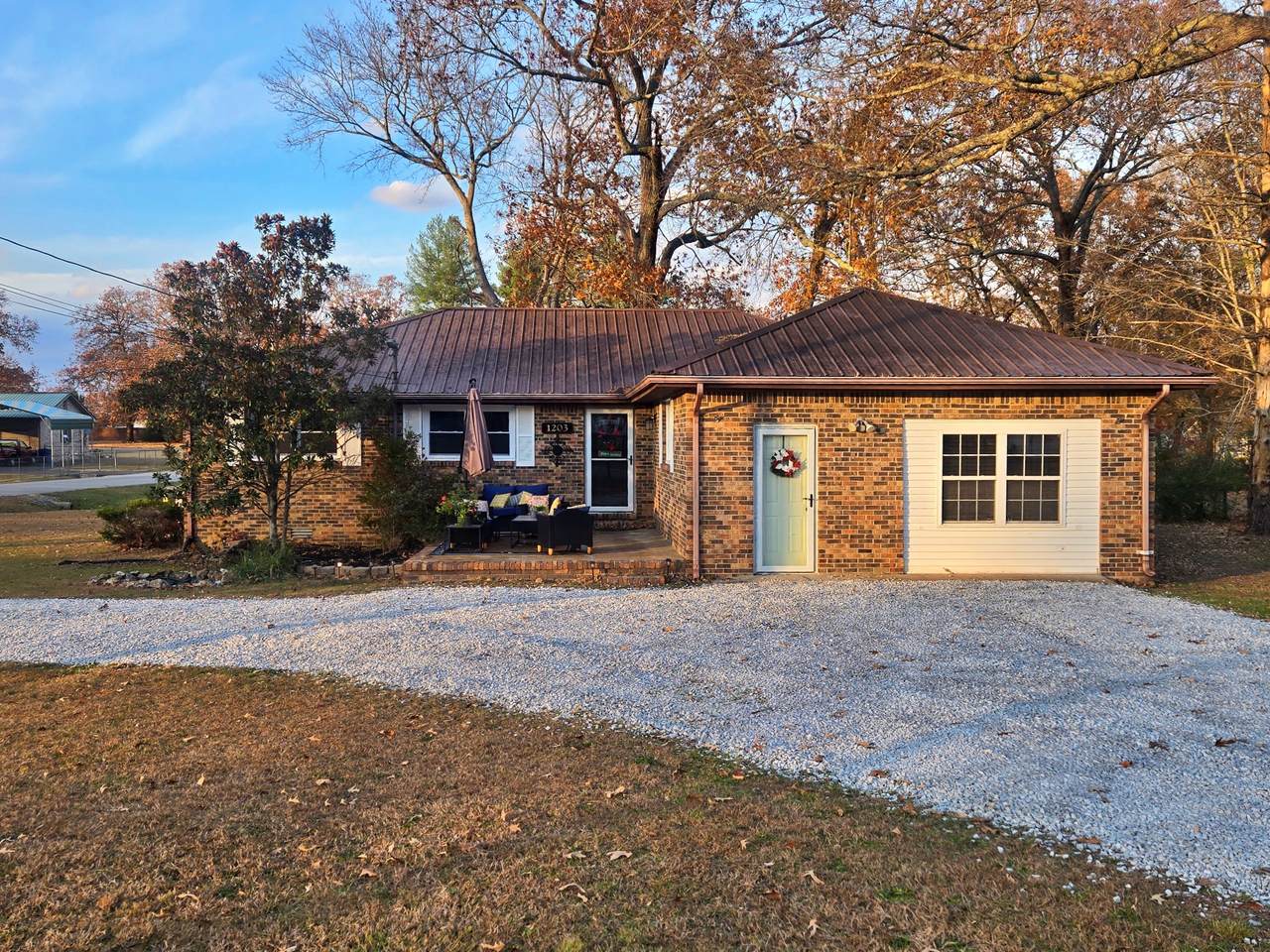 1203 Edgewood Dr - Photo 1