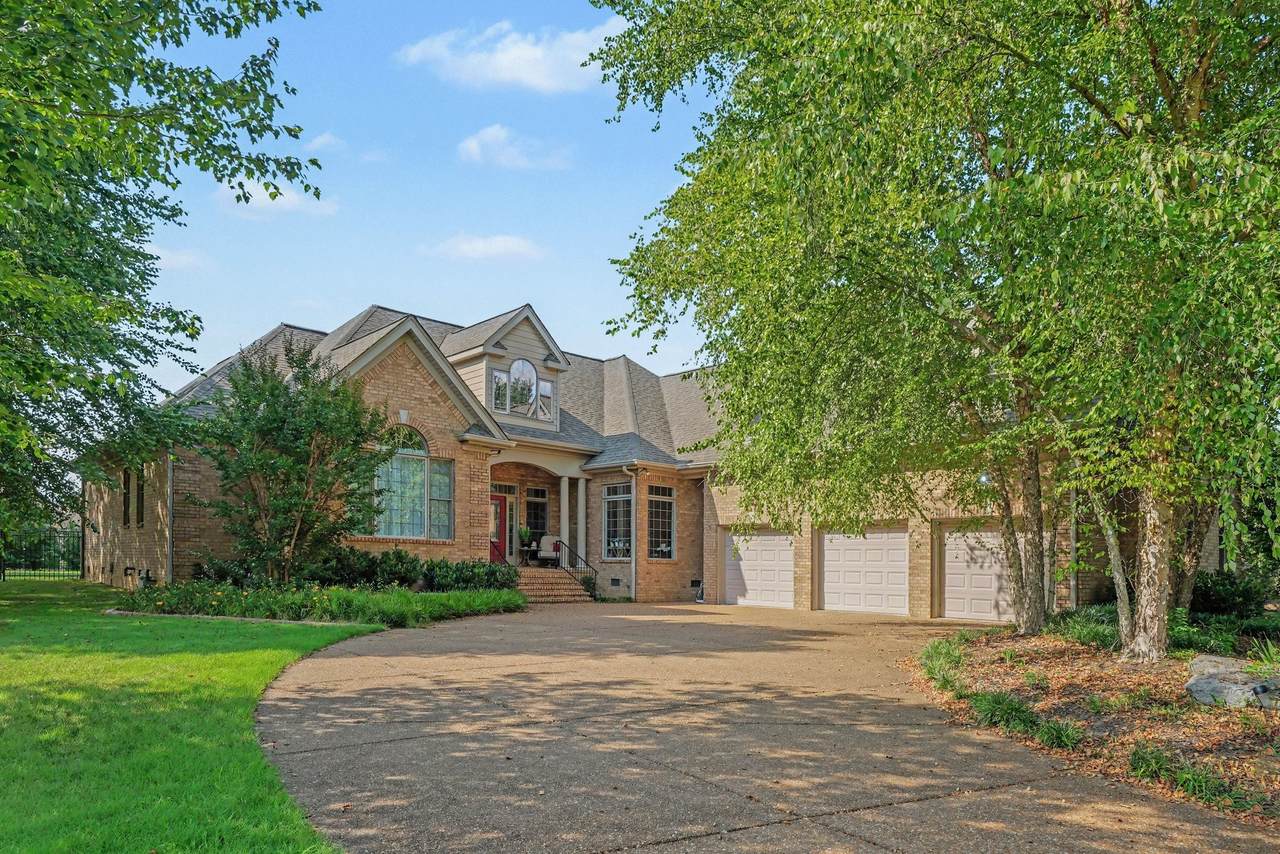 707 Farmington Dr - Photo 1