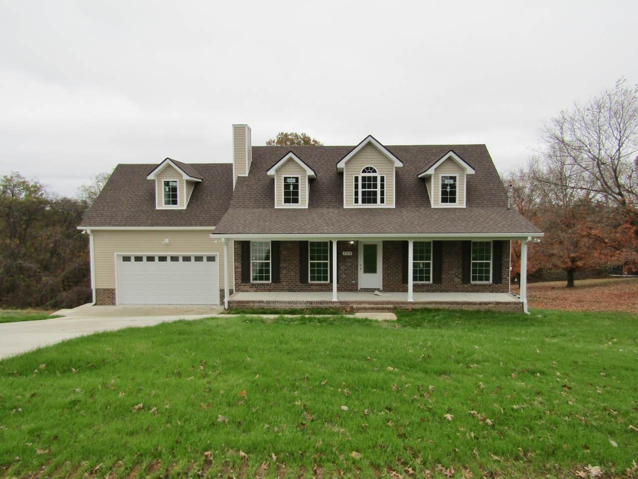 725 Skyline Dr - Photo 1