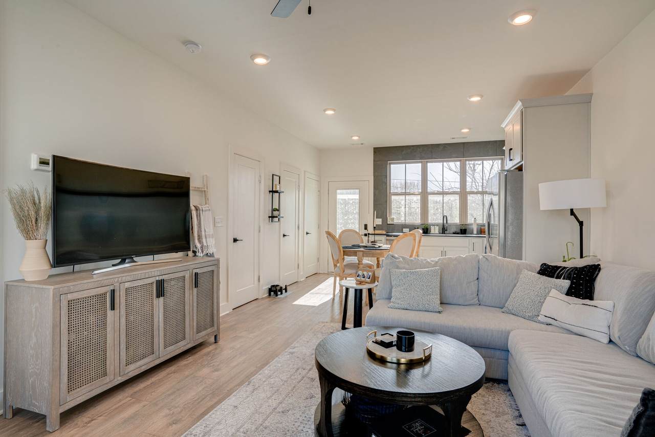 100 Thompson Ln - Photo 1