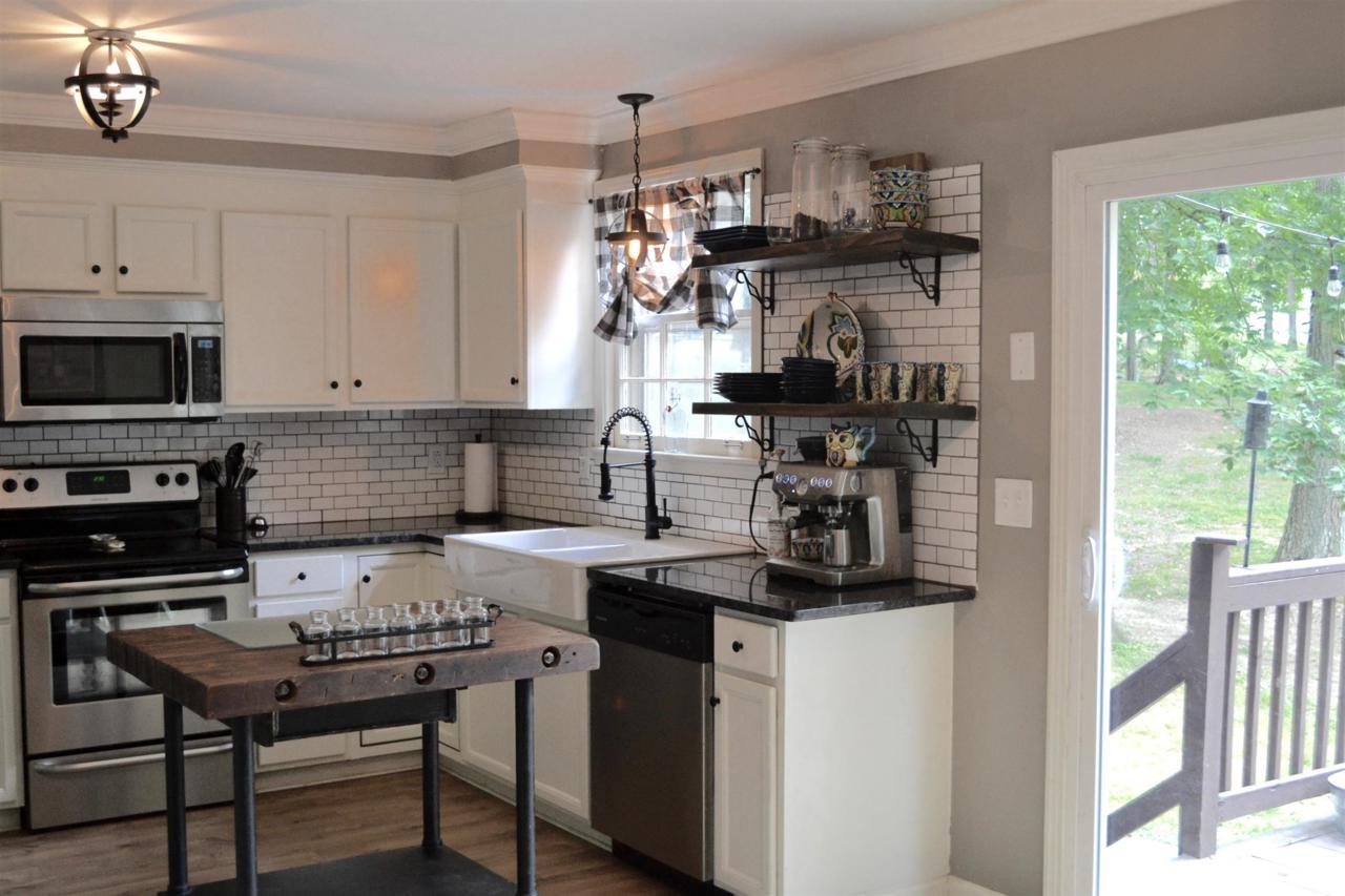 2178 Crestwood Dr - Photo 1
