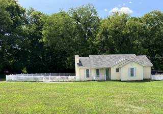 MLS# 2693260 - 1424 Potter Dr in Lytle Creek Sec 1 in Columbia Tennessee 38401