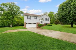 MLS# 2901834 - 520 White Oak Trl in Oak Lake Estates Sec 8 in Spring Hill Tennessee 37174