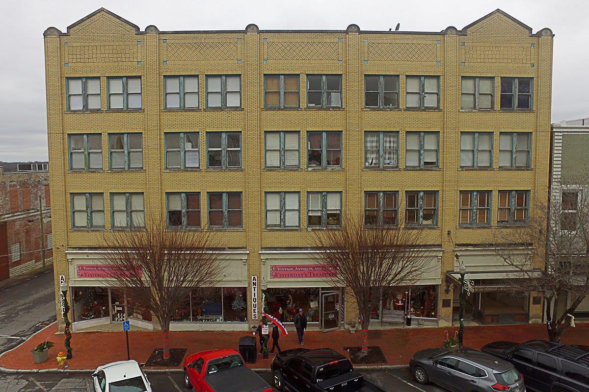 105 W Side Sq - Photo 1