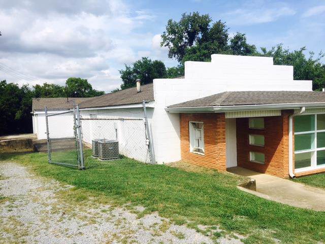 711 Hart Ln - Photo 1