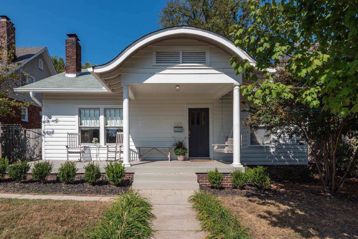 1104 Lawrence Ave - Photo 1