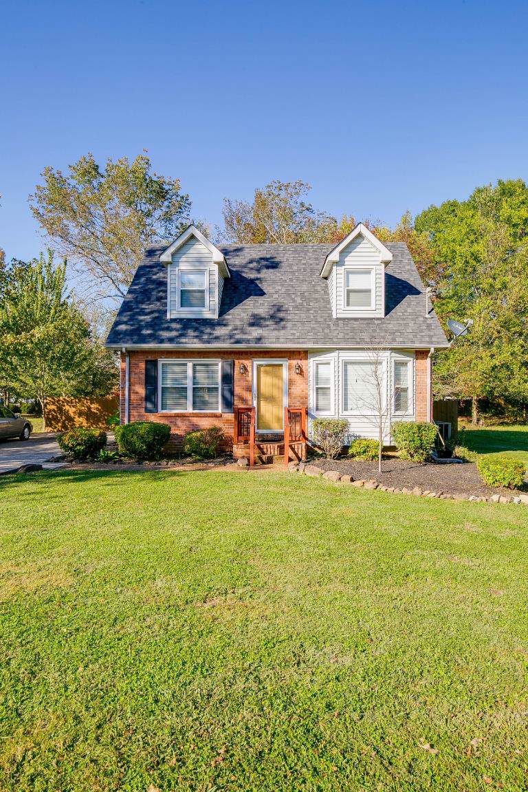 301 Oakdale Dr - Photo 1